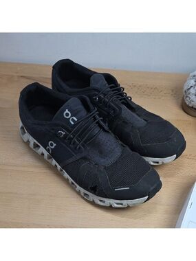 On Running Men's Black and White Athletic Shoes M10 SKU  1935